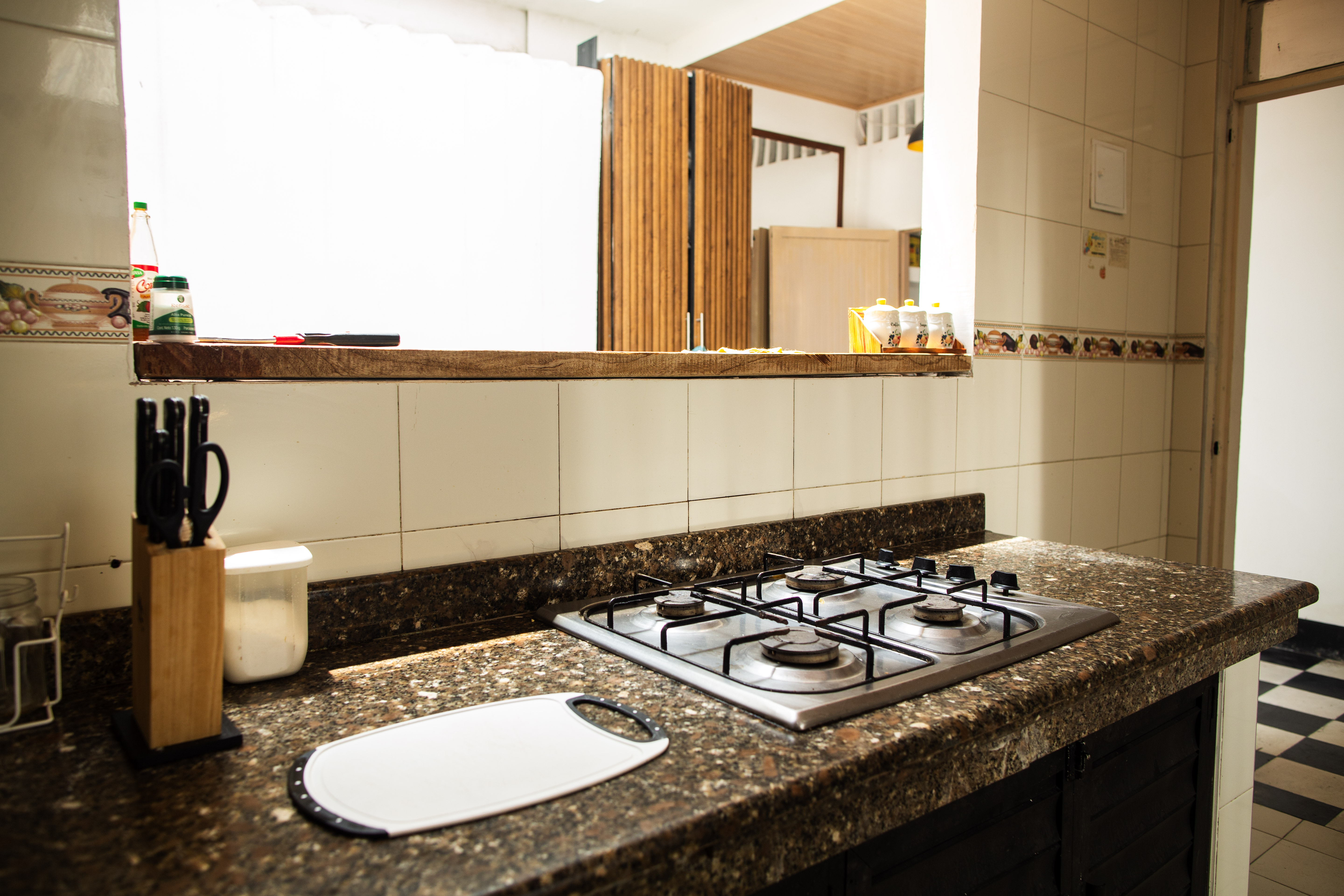 Detalle de la cocina común con estufa y encimera de piedra