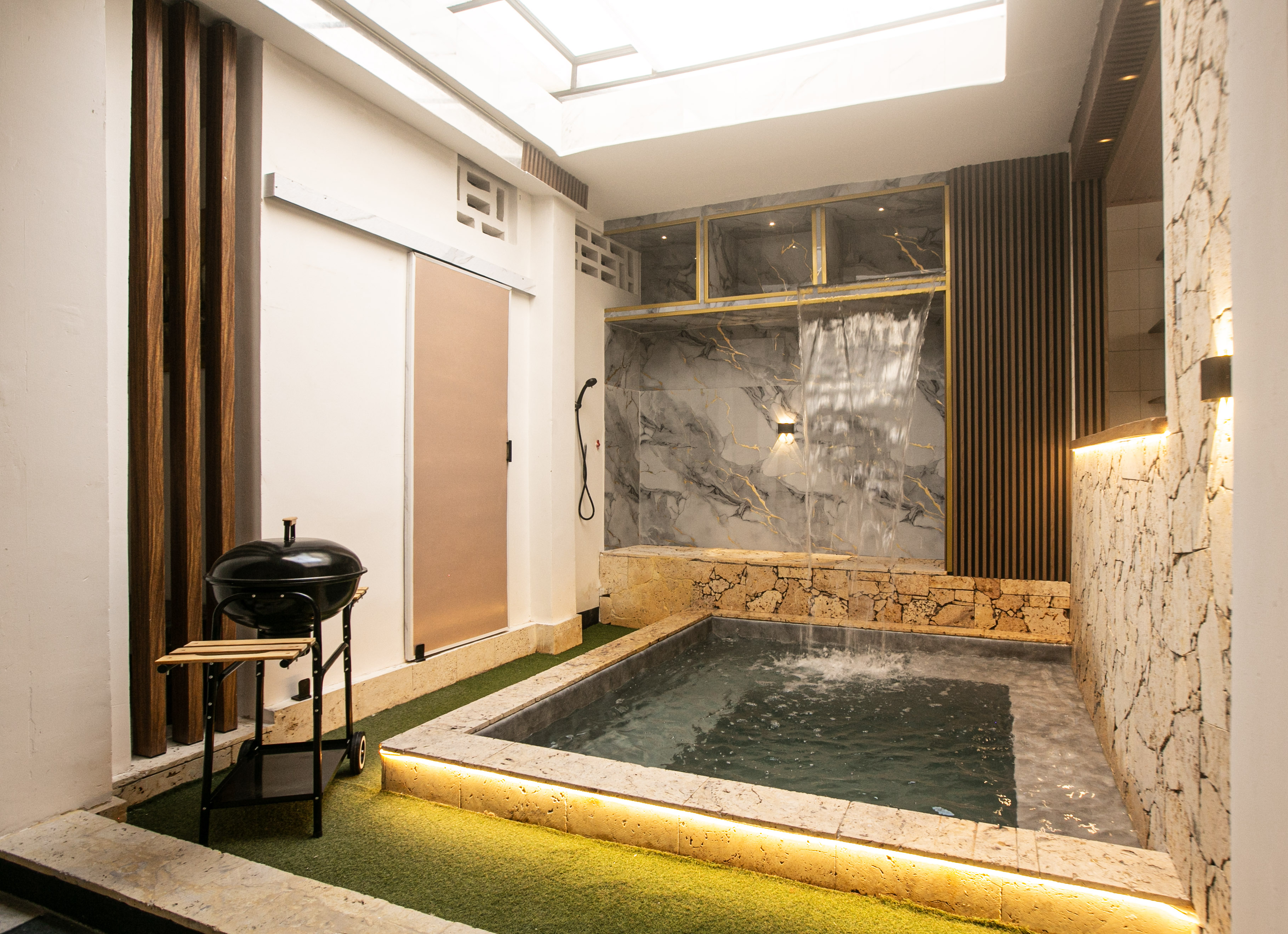 Jacuzzi y área de descanso al aire libre en Casa Santa Cruz