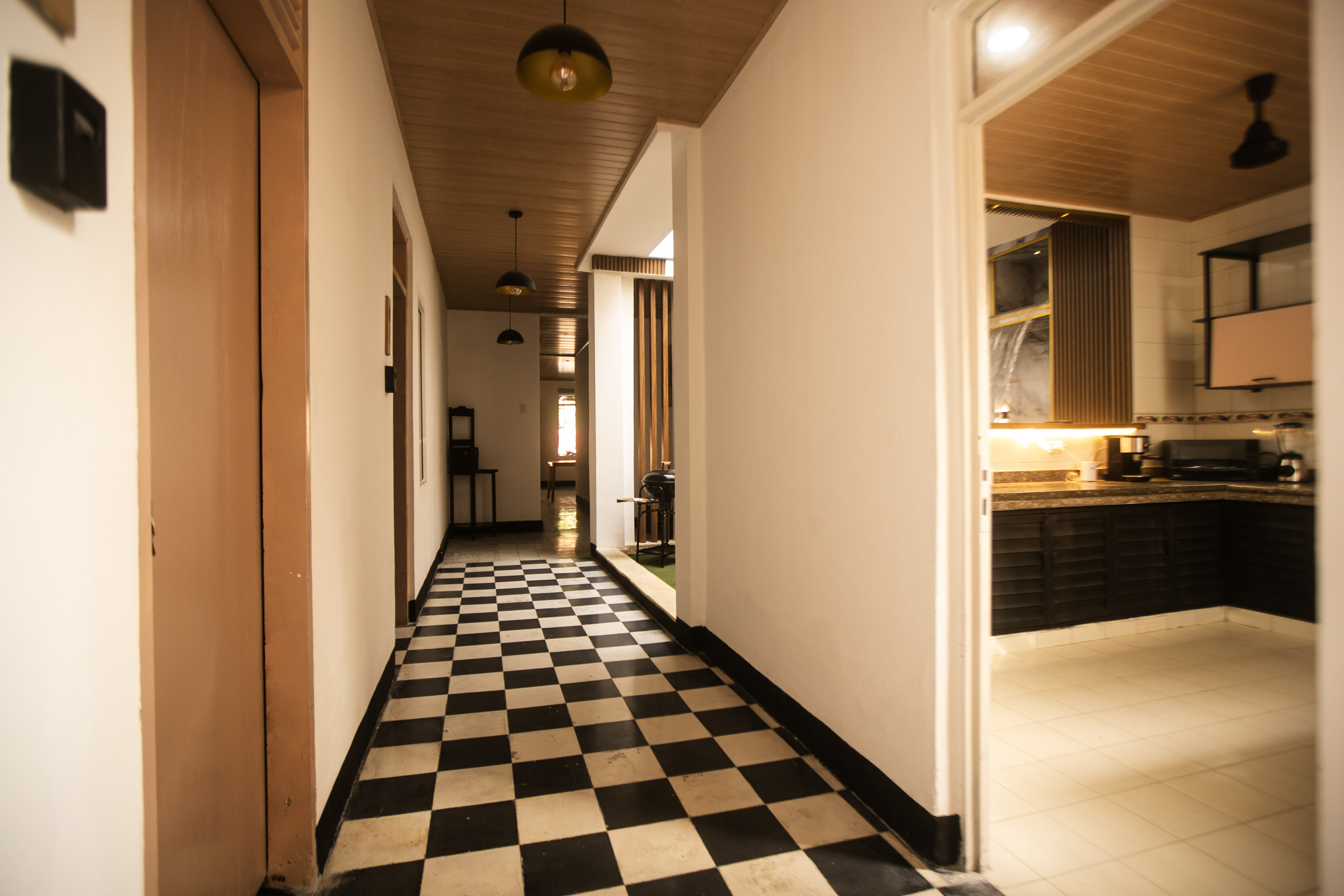Pasillo interior de Casa Santa Cruz con iluminación cálida